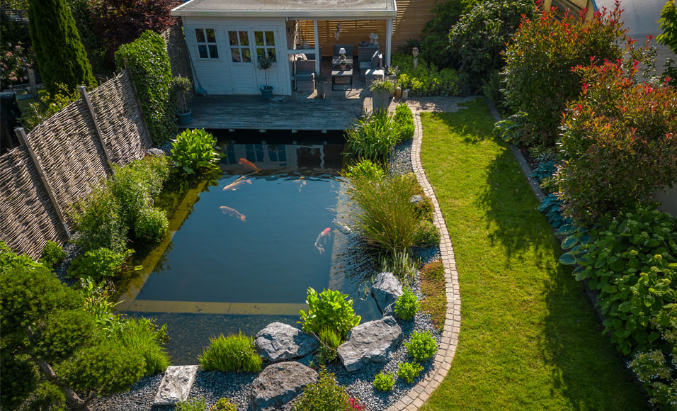 Schöner Blick auf eine fertige Terrasse mit großem Teich